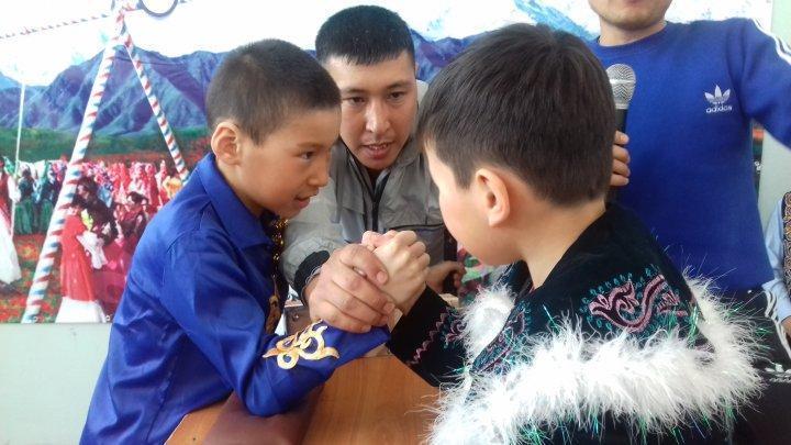 Қол күресі. 2-орын Мақсат Бақжанат ( көк жейдеде) -1 сынып оқушысы